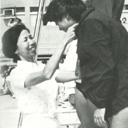 1986_Mrs__Lai_presents_medals_at_the_Swimming_Gala