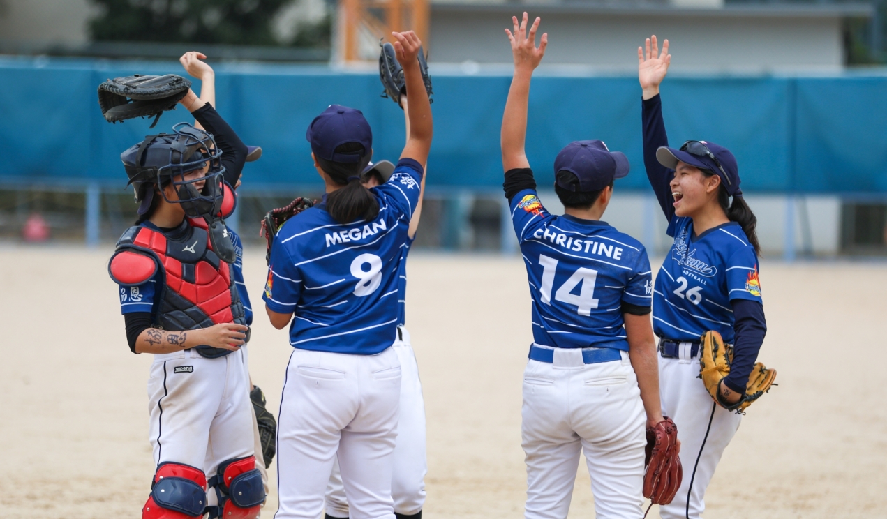 6B4A6001_(Softball_-_happy_team)